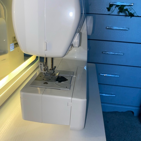 COPY - Brother Sewimg Machine JX2517 - Picture 3 of 6